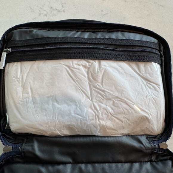 AWAY - The Small Toiletry Bag - Picture 2 of 6